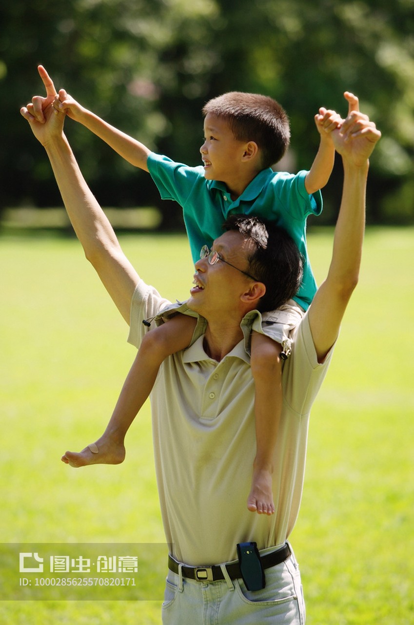 父亲肩上背着儿子,father carrying son on shoulders, pointing up