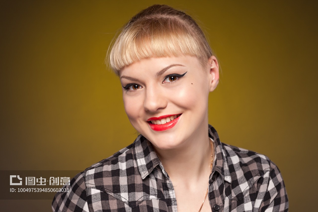 棕色眼睛的年轻女孩的肖像portraitofayounggirlwithbrowneyes