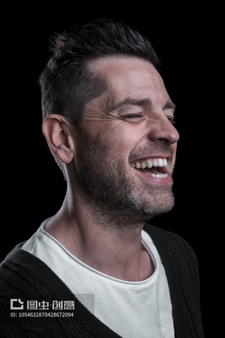 一个闭着眼睛微笑的男人的侧面工作室肖像孤立在黑色背景垂直的sid