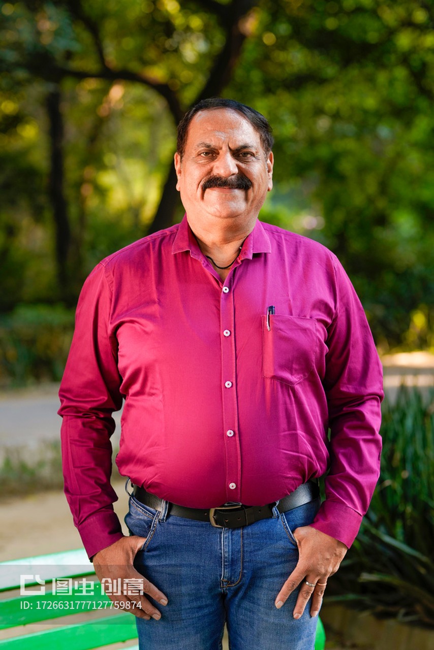 穿着正装的印度男子在公园里表达