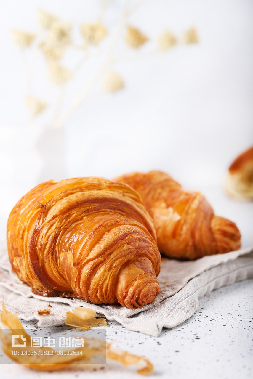 白色背景上的羊角面包
