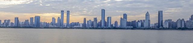 44岁黄奕带女儿打马球！骑马挥杆太帅气，身材纤细皮肤白嫩似少女